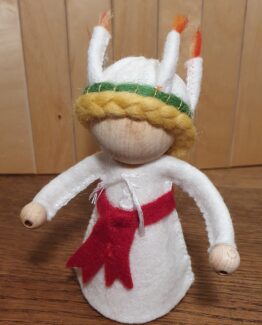 Sint Lucia gemaakt van een houten pegdoll van 10cm en wolvilt